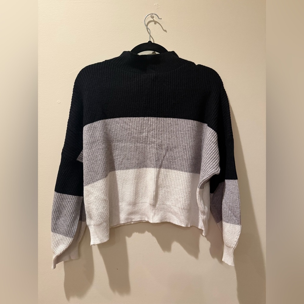 Elegant Women's Colorblock Turtleneck Sweater - Black, Gray, and White